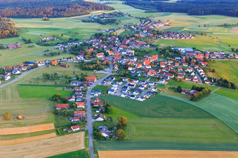Vue aérienne de Vue d'ensemble du village depuis le nord à le quartier Beffendorf in Oberndorf am Neckar dans le département Bade-Wurtemberg, Allemagne