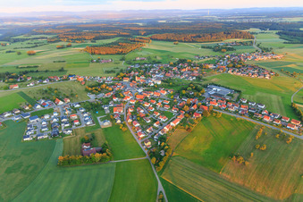 Vue aérienne de Vue d'ensemble du village depuis le nord-ouest à le quartier Beffendorf in Oberndorf am Neckar dans le département Bade-Wurtemberg, Allemagne