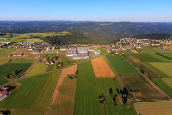 Vue aérienne de Vue de la ville depuis l'est à le quartier Vorderaichhalden in Aichhalden dans le département Bade-Wurtemberg, Allemagne