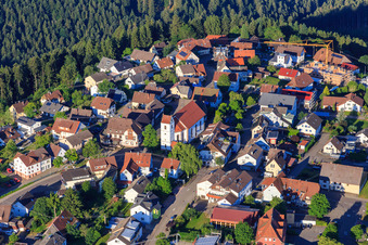 Vue aérienne de Vue de la ville depuis l'est avec l'église Saint-Michel à le quartier Vorderaichhalden in Aichhalden dans le département Bade-Wurtemberg, Allemagne