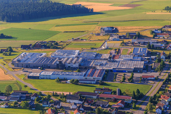 Vue aérienne de Zone industrielle Sulgener Straße vue du nord avec BETEK GmbH & Co.KG, SIMON GROUP Aichhalden, SITEK - A BETEK BRAND et Karl SIMON GmbH & Co. KG à le quartier Vorderaichhalden in Aichhalden dans le département Bade-Wurtemberg, Allemagne