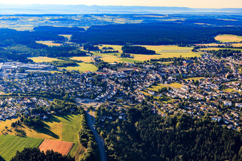 Vue aérienne de Vue de la ville depuis l'ouest à le quartier Sulgen in Schramberg dans le département Bade-Wurtemberg, Allemagne