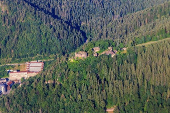 Vue aérienne de Ruines du château de Hohenschramberg à Schramberg dans le département Bade-Wurtemberg, Allemagne