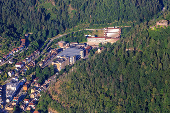 Vue aérienne de Lauterbachtal avec Hansgrohe SE InnoLab Alpirsbach et le musée de la construction Junghans Terrace à Schramberg dans le département Bade-Wurtemberg, Allemagne