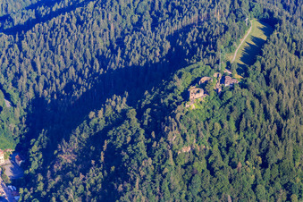 Vue aérienne de Ruines du château de Hohenschramberg à Schramberg dans le département Bade-Wurtemberg, Allemagne