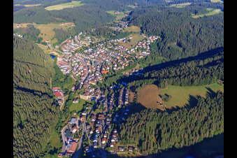 Vue aérienne de Vue d'ensemble de la ville depuis l'est à le quartier Tennenbronn in Schramberg dans le département Bade-Wurtemberg, Allemagne