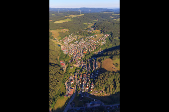 Vue aérienne de Vue d'ensemble de la ville depuis l'est à le quartier Tennenbronn in Schramberg dans le département Bade-Wurtemberg, Allemagne