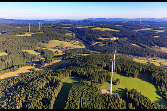 Vue aérienne de Éoliennes en Forêt-Noire à le quartier Bruck in Schramberg dans le département Bade-Wurtemberg, Allemagne