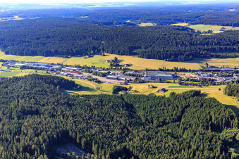 Vue aérienne de Zone industrielle Industriestraße vue du sud à le quartier Saint Georgen im Schwarzwald in St. Georgen im Schwarzwald dans le département Bade-Wurtemberg, Allemagne