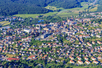 Vue aérienne de Vue de la ville depuis le nord-est à le quartier Saint Georgen im Schwarzwald in St. Georgen im Schwarzwald dans le département Bade-Wurtemberg, Allemagne