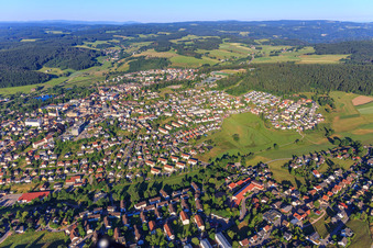 Vue aérienne de Vue d'ensemble de la ville depuis le nord-est à le quartier Saint Georgen im Schwarzwald in St. Georgen im Schwarzwald dans le département Bade-Wurtemberg, Allemagne