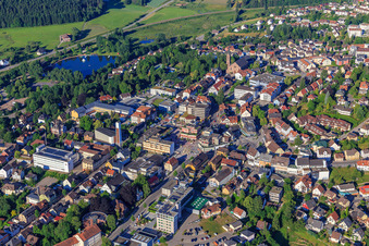 Vue aérienne de Centre-ville à le quartier Saint Georgen im Schwarzwald in St. Georgen im Schwarzwald dans le département Bade-Wurtemberg, Allemagne