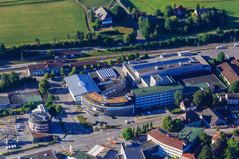 Vue aérienne de OTC ST. GEORGEN au centre commercial PE, bâtiment 8 à la gare avec M&M Software GmbH, HMT – Häseler Metall Technik GmbH et EGT Gebäudetechnik GmbH - site de St. Georgen à le quartier Saint Georgen im Schwarzwald in St. Georgen im Schwarzwald dans le département Bade-Wurtemberg, Allemagne