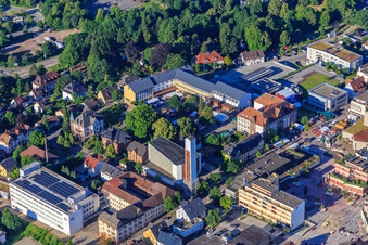 Vue aérienne de Gewerbehallestraße avec l'église Saint-Georges et l'école Robert Gerwig à le quartier Saint Georgen im Schwarzwald in St. Georgen im Schwarzwald dans le département Bade-Wurtemberg, Allemagne