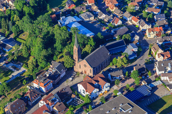 Vue aérienne de Église Saint-Laurent à le quartier Saint Georgen im Schwarzwald in St. Georgen im Schwarzwald dans le département Bade-Wurtemberg, Allemagne
