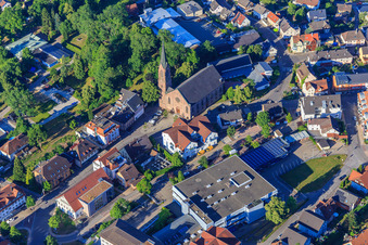 Vue aérienne de Église Saint-Laurent à le quartier Saint Georgen im Schwarzwald in St. Georgen im Schwarzwald dans le département Bade-Wurtemberg, Allemagne