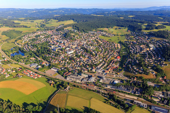 Vue aérienne de Vue d'ensemble de la ville depuis le sud-est à le quartier Saint Georgen im Schwarzwald in St. Georgen im Schwarzwald dans le département Bade-Wurtemberg, Allemagne