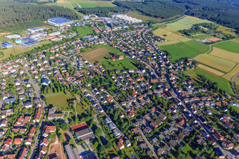 Vue aérienne de Vue de la ville depuis l'est à Mönchweiler dans le département Bade-Wurtemberg, Allemagne