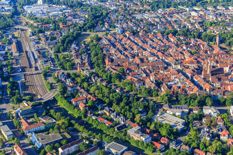 Vue aérienne de Station Villingen (Schwarzw) et centre-ville depuis le nord-est à le quartier Villingen in Villingen-Schwenningen dans le département Bade-Wurtemberg, Allemagne
