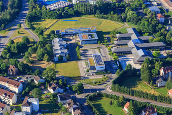 Vue aérienne de Bureau du district de Schwarzwald-Baar, Südwestmetall - Association de l'industrie métallurgique et électrique, groupe du district de Schwarzwald-Hegau, tribunal du travail Villingen-Schwenningen et Deutsche Bundesbank - succursale Villingen-Schwenningen à le quartier Villingen in Villingen-Schwenningen dans le département Bade-Wurtemberg, Allemagne