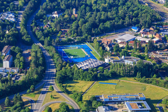 Vue aérienne de Terrain de sport et salle de télévision Villingen 1848 et le gymnase am Hoptbühl à le quartier Villingen in Villingen-Schwenningen dans le département Bade-Wurtemberg, Allemagne