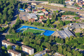 Vue aérienne de Terrain de sport et salle de télévision Villingen 1848 et le gymnase am Hoptbühl à le quartier Villingen in Villingen-Schwenningen dans le département Bade-Wurtemberg, Allemagne