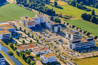 Vue aérienne de Chambre de commerce et d'industrie (IHK) et Académie IHK Schwarzwald-Baar-Heuberg, Holiday Inn Villingen - Schwenningen et Centre de santé et de services Villingen-Schwenningen à le quartier Villingen in Villingen-Schwenningen dans le département Bade-Wurtemberg, Allemagne
