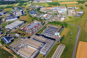 Vue aérienne de Zone industrielle Auf Herdenen avec Aptar Villingen GmbH, GRÄSSLIN SÜD GmbH et Kunststoff-Institut Südwest, Schwarzwald-Baar-Center, Emons Spedition GmbH & Co. KG, Druckzentrum Südwest, Presseservice- und Vertriebs GmbH à le quartier Weilersbach in Villingen-Schwenningen dans le département Bade-Wurtemberg, Allemagne