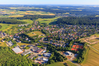 Vue aérienne de Vue du village depuis le sud à le quartier Weilersbach in Villingen-Schwenningen dans le département Bade-Wurtemberg, Allemagne