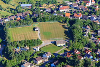 Vue aérienne de Terrains de sport du FC dans le village à le quartier Weilersbach in Villingen-Schwenningen dans le département Bade-Wurtemberg, Allemagne
