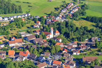 Vue aérienne de Église Saint-Hilaire et administration locale à le quartier Weilersbach in Villingen-Schwenningen dans le département Bade-Wurtemberg, Allemagne