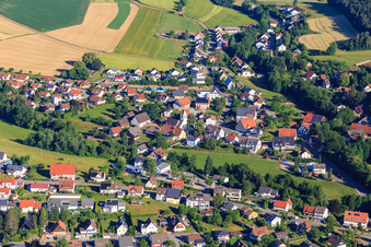 Vue aérienne de Centre du village avec l'église Saint-Otmar à le quartier Kappel in Niedereschach dans le département Bade-Wurtemberg, Allemagne