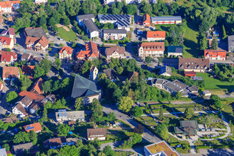Vue aérienne de Cimetière et église de Saint-Maurice et Sainte-Catherine à Niedereschach dans le département Bade-Wurtemberg, Allemagne