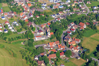 Vue aérienne de Église et gymnase à le quartier Flözlingen in Zimmern ob Rottweil dans le département Bade-Wurtemberg, Allemagne
