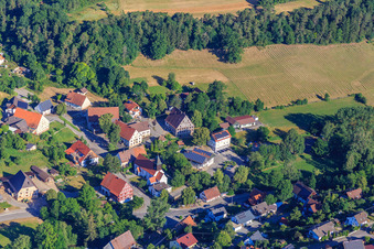 Vue aérienne de Rathausgasse avec l'hôtel de ville à colombages et l'église Saint-Léger à le quartier Stetten in Zimmern ob Rottweil dans le département Bade-Wurtemberg, Allemagne