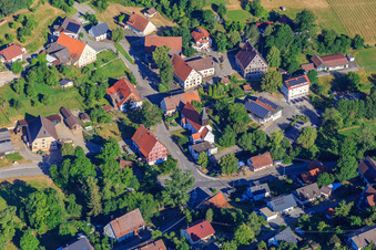 Vue aérienne de Rathausgasse avec l'hôtel de ville à colombages et l'église Saint-Léger à le quartier Stetten in Zimmern ob Rottweil dans le département Bade-Wurtemberg, Allemagne