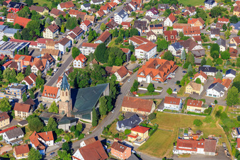 Photographie aérienne de Centre-ville avec l'église Saint-Martin, la salle de sport Wehle et la Volksbank Schwarzwald-Donau-Neckar eG à Dunningen dans le département Bade-Wurtemberg, Allemagne