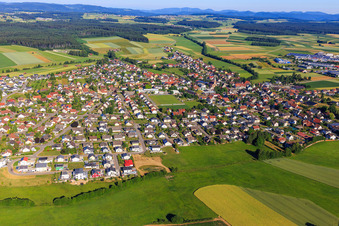 Vue aérienne de Vue de la ville depuis l'est à le quartier Seedorf in Dunningen dans le département Bade-Wurtemberg, Allemagne
