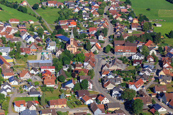 Vue aérienne de Église catholique Saint-Georges et Heim Baustoffe GmbH à le quartier Seedorf in Dunningen dans le département Bade-Wurtemberg, Allemagne