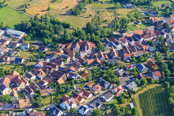 Vue aérienne de Vue du village depuis le sud avec la tour à Oberhausen dans le département Rhénanie-Palatinat, Allemagne