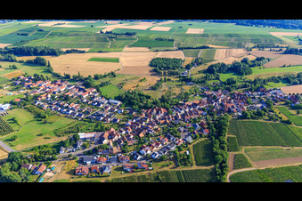 Vue aérienne de Panorama du village depuis le sud avec Türmel à Oberhausen dans le département Rhénanie-Palatinat, Allemagne