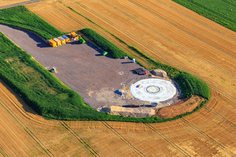 Vue oblique de Modernisation du parc éolien Minfeld. JUWI remplace quatre anciennes turbines (GE 1.5) de 2004 par deux nouvelles turbines Vestas V162 modernes, chacune d'une puissance de six mégawatts. à Minfeld dans le département Rhénanie-Palatinat, Allemagne
