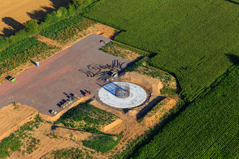 Modernisation du parc éolien Minfeld. JUWI remplace quatre anciennes turbines (GE 1.5) de 2004 par deux nouvelles turbines Vestas V162 modernes, chacune d'une puissance de six mégawatts. à Minfeld dans le département Rhénanie-Palatinat, Allemagne d'en haut