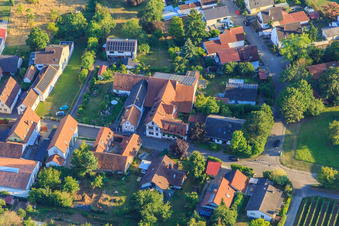 Cave et bar à vin Vogler à le quartier Heuchelheim in Heuchelheim-Klingen dans le département Rhénanie-Palatinat, Allemagne depuis l'avion