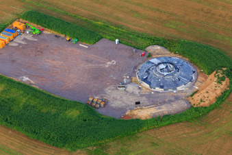 Modernisation du parc éolien Minfeld. JUWI remplace quatre anciennes turbines (GE 1.5) de 2004 par deux nouvelles turbines Vestas V162 modernes, chacune d'une puissance de six mégawatts. à Minfeld dans le département Rhénanie-Palatinat, Allemagne vue d'en haut