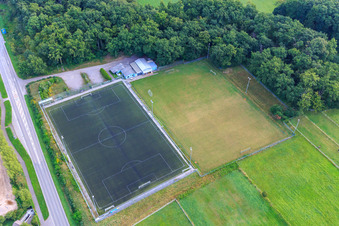 Vue aérienne de Terrains de sport et club-house du FC Bienwald Kandel à le quartier Minderslachen in Kandel dans le département Rhénanie-Palatinat, Allemagne