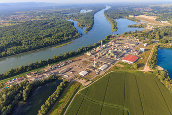 Vue aérienne de Usine chimique d'Evonik Oil Additives SAS au bord du Rhin à Lauterbourg dans le département Bas Rhin, France
