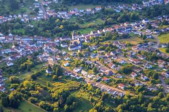 Vue aérienne de Église Saint-Maurice à le quartier Haustadt in Beckingen dans le département Sarre, Allemagne