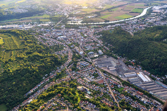 Vue aérienne de Vue de la ville sur la rive de la Sarre depuis l'est à Merzig dans le département Sarre, Allemagne
