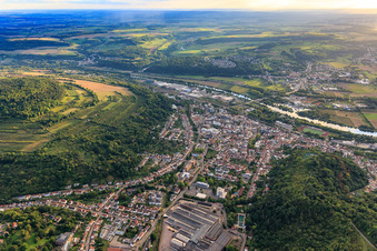 Vue aérienne de Vue de la ville sur la rive de la Sarre depuis le nord-est à Merzig dans le département Sarre, Allemagne